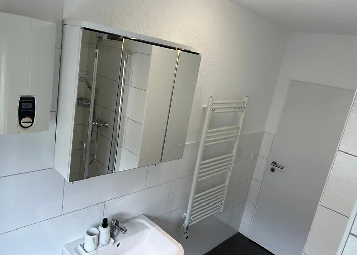 Greenview - 3 Beds 2 Bedrooms *