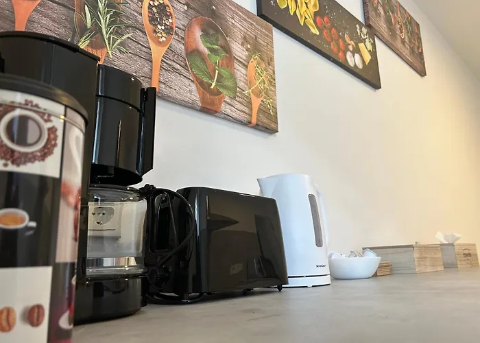 Greenview - 3 Beds 2 Bedrooms *