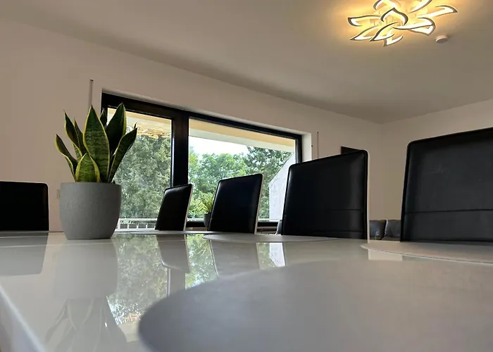 Greenview - 3 Beds 2 Bedrooms *